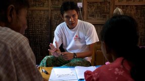 Rådgivningspersonal i Myanmar förklarar hur man kan hantera ett liv med HIV. Nu avbryter vi tillfälligt verksamheten i delstaten Rakhine.
