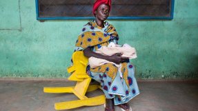 En kvinna med sitt barn utanför sjukhuset i Bossangoa. Vi har dragit igång en akutinsats i området efter statskuppen för över tre månader sedan.