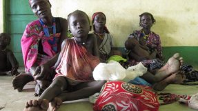 Patienter på vår klinik i byn Gumuruk, Piborregionen
