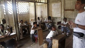 I över 50 år har konflikt och våld präglat Colombia. Här håller en av våra anställda i en workshop om sexuellt våld i en skola i departementet Cauca.