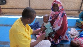 En mamma och hennes barn på sjukhuset i Massakory, Tchad, där vi tar vi in mellan 20 och 40 malariapatienter varje dag.