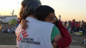 En syrisk pojke på flykt får medicinsk hjälp vid Läkare Utan Gränsers mobila klinik i Röszke vid gränsen mellan Ungern och Serbien.