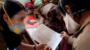 Blandinfektion av tuberkulos och hiv är ett enormt problem i Myanmar. En ung man och hans fru får träffa vår läkare.