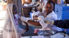 En flicka blir vaccinerad mot hjärnhinneinflammation av en av våra medarbetare i Tchad. 