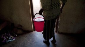 En kvinna med fistel bär sitt urin i en hink på en av våra mottagningar i Centralafrikanska republiken 2010. 