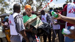 Läkare Utan Gränser delar ut klor och tvål i Moçambique