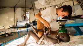 Sjuksköteskan Barbara leker med Nyamach på Läkare Utan Gränsers sjukhus i Ulang, Sydsudan