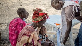 Utanför Läkare Utan Gränsers sjukhus i Ulang, Sydsudan