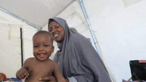 Fem månader gamla Abubakar Abdullahi och hans mamma i Nigeria