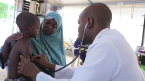 Doktor Muhammad Abdullahi undersöker Mustapha Osman i Borno, Nigeria