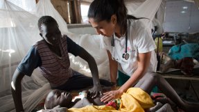 Vår läkare undersöker en liten flicka som insjuknat i den tropiska sjukdomen Kala Azar på en klinik i Lankien, Sydsudan. 