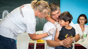 En flyktingpojke från Afghanistan vaccineras i Grekland.