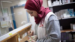 Vår farmaceut Nour S. Barakat på apoteket på kliniken för syriska flyktingar i Jordanien. 