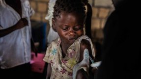 En liten flicka i Kongo-Kinshasa vaccineras mot mässling. Mässling är väldigt smittsamt och kan i värsta fall leda till en epidemi.