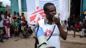 En av våra hälsoupplysare i Kongo-Kinshasa informerar allmänheten om hiv.