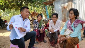 Khen Sophea föreläser om hepatit c i Kambodja.