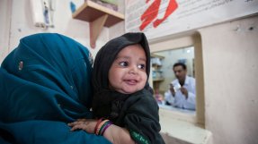 En kvinna och hennes barn tar emot medicin på barnavårdscentralen i Kuchlak, Balochistan, Pakistan