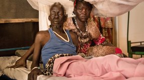 En kvinna och hennes man på ett sjukhus i Sydsudan