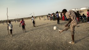Barn spelar fotboll i Sydsudan