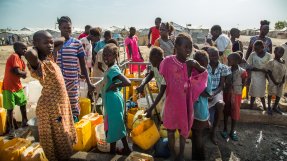 Kvinnor och barn köar för att hämta vatten i Sydsudan.