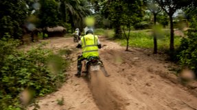 Vårt uppsökande team följer efter lastbilen med vaccin under en vaccinationskampanj i Lunyeka i Kongo-Kinshasa.