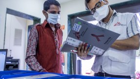 Patienten Hanif med Läkare Utan Gränsers rådgivare Santosh Jha på kliken i Mumbai.