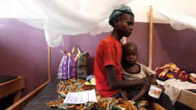 En mamma och hennes son som lider av undernäring på sjukhuset Bossangoa, Centralafrikanska republiken.