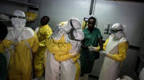 Sjukvårdare kramar om varandra i ett ebolacenter i Bunia, Kongo-Kinshasa