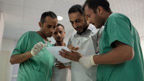 Läkare och sjuksköterskor under ett akutfall på en klinik i Taiz Houban, Jemen
