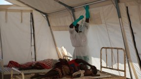 Patienter behandlas med vätskeersättning på Läkare Utan Gränsers koleracenter i Beira.