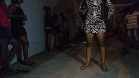 Kvinnor samlas på en av Beiras gator för att sälja sex. Läkare Utan Gränsers mobila nattklinik finns på plats och erbjuder hivtest, vaccinering och preventivmedelsrådgivning. Efter cyklonen säljer allt fler sex för att få tag på mat och husrum.