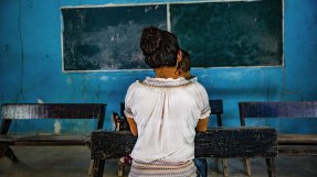 Gabriela framför en svart tavla i en övergiven skola i Guerrero