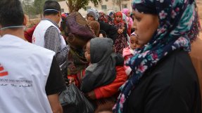 Matutdelning i flyktingförvaret i Zintan, Libyen