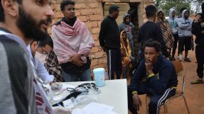 Läkare Utan Gränsers medicinska team tar emot flyktingar och migranter i förvaret i Zintan,, Libyen