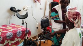 En kvinna behandlas på Läkare Utan Gränsers klinik för sexuellt våld i Bangui.