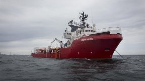 Fartyget Ocean Viking på väg till centrala Medelhavet där det ska operera som sök- och räddningsfartyg