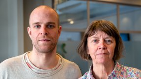 Ann Åkesson och Björn Udd står framför ett fönster