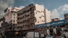En förstörd byggnad i Aden, Jemen