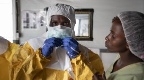 Sjukvårdspersonal tar på sig en skyddsdräkt för behandling av ebola i Bunia i Kongo-Kinshasa