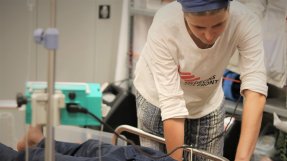 Stefanie tar pulsen på en av männen som räddats på Medelhavet