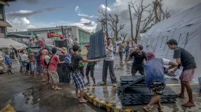 Läkare Utan Gränsers team sätter upp ett fältsjukhus i Filippinerna efter stormen Haiyan