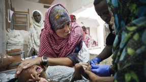SJuksköterskan Karin Fischer Liddl behandlar ett undernärt barn på Läkare Utan Gränsers klinik i Somalia 2011. 