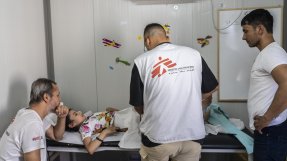 Nioåriga Fatima från Afghanistan får vård på Läkare Utan Gränsers barnklinik på den grekiska ön Lesbos. 
