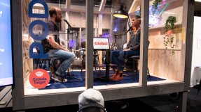 Lena och Björn spelar in podden inför publik på bokmässan