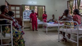 Läkare Utan Gränsers personal pratar med patienterna på Castorsjukhuset i Bangui, Centralafrikanska republiken.