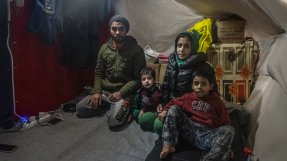 Grekland: En familj i Olive Grove - ett informellt tältläger som vuxit fram utanför Moria.