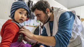 Ett barn på Läkare Utan Gränsers klinik utanför flyktinglägret Moria, Grekland. 