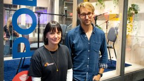 Läkaren Mårten Larsson och Catinka Agneskog på Bokmässan i Göteborg.