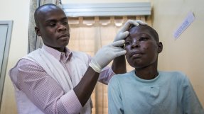 En kvinna undersöks