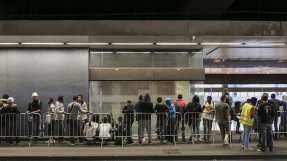 Migranter bakom ett staket